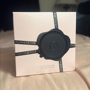 Viktor & Rolf Flowerbomb in Elegant Pink Box
